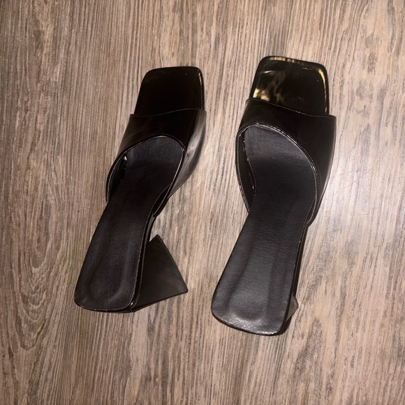 Patent leather triangle heels - Picture 5 of 5